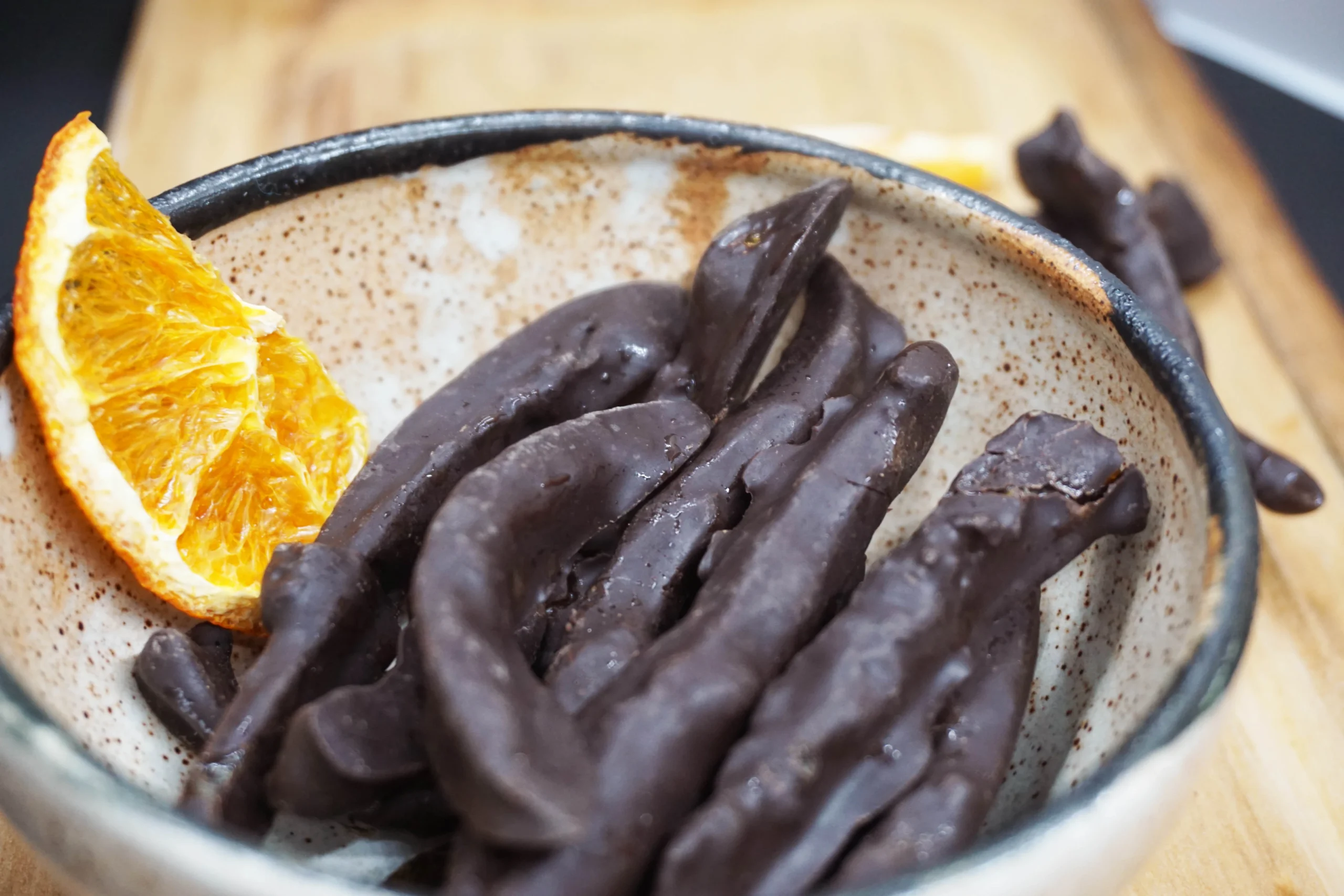 Naranjitas en bastones, cubiertas de chocolate bitter